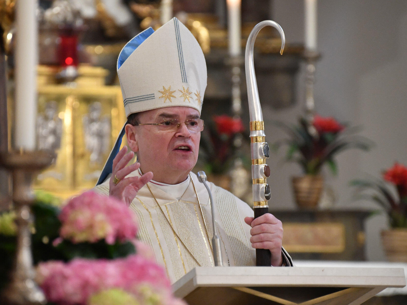 Bischof Bertram bei der Predigt in Buchloe (Foto: Julian Schmidt / pba)