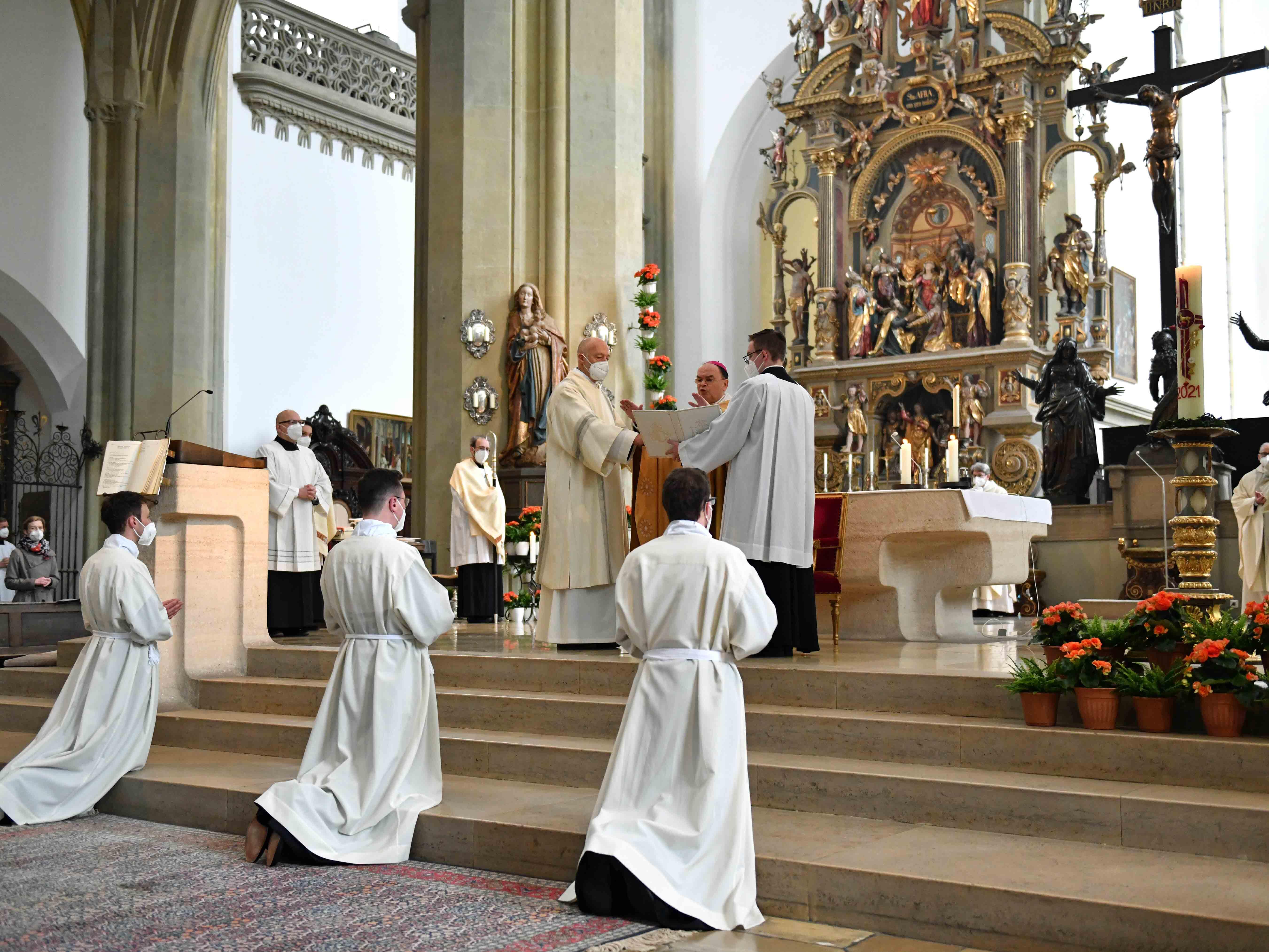 Durch das Weihegebet bittet der Bischof, dass Gott seinen Geist auf die Diakone herabsenden möge. (Fotos: Nicolas Schnall / pba)