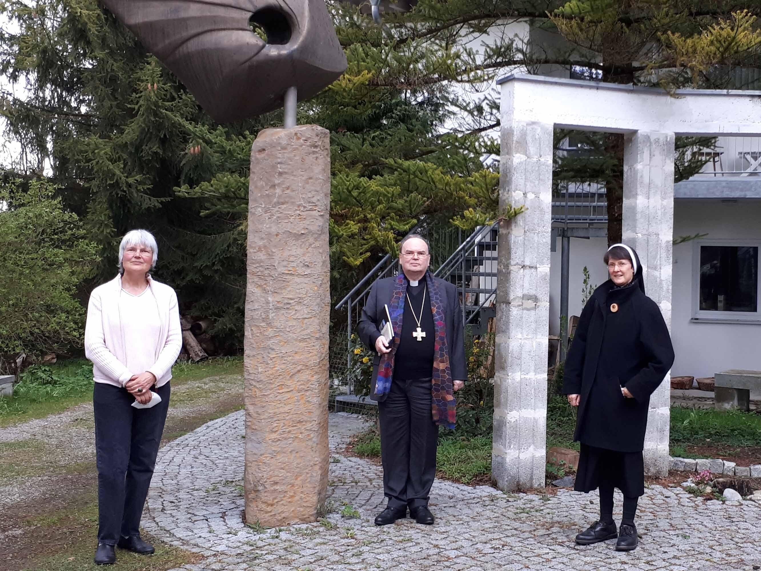 Bischof Dr. Bertram Meier hat sich zusammen mit Sr. Dr. Theresia Wittemann OSF (rechts) über das Projekt „Spiritual Care und Kunst“ in Eggisried informiert. Ulrike Meyer (links), Leiterin der Stiftung und Begegnungsstätte, führte über das Anwesen. (Fotos: Erich-Schickling-Stiftung)