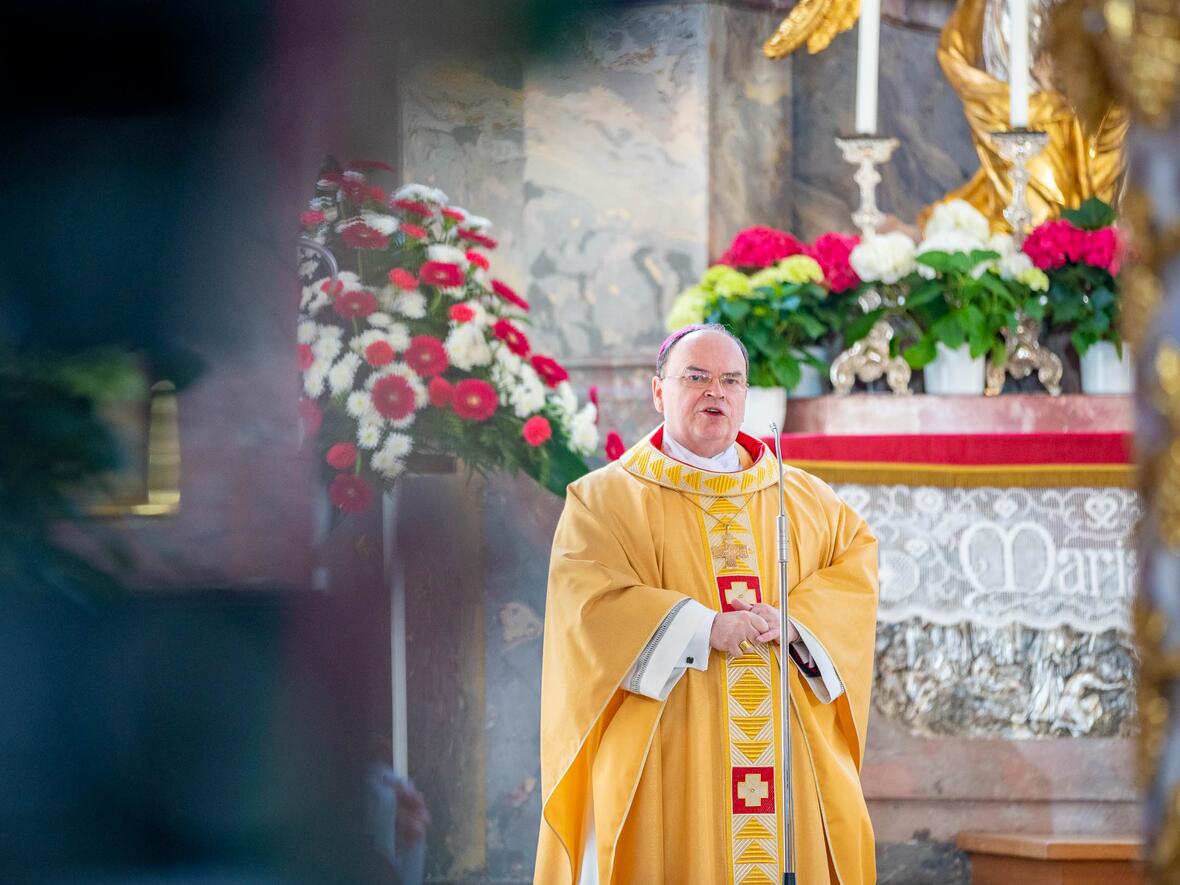 <p>Bischof Bertram in der Wörishofener Pfarrkirche St. Justina (Fotos: Simon Ledermann)</p>
