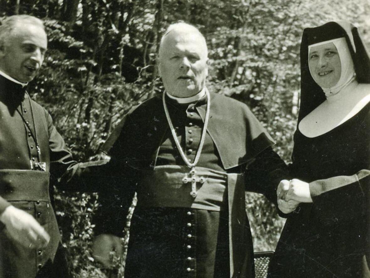 Der Bekennerbischof im Exil (1941-45): Der erkrankte Rottenburger Bischof Joannes Baptista Sproll (Mitte) im bayerisch-schwäbischen Krumbad wird von Sr. Manfreda und dem Hausgeistlichen Pater Kraus beim Stehen gestützt. (© Diözesanarchiv Rottenburg, N 72, Nr. 160-086)