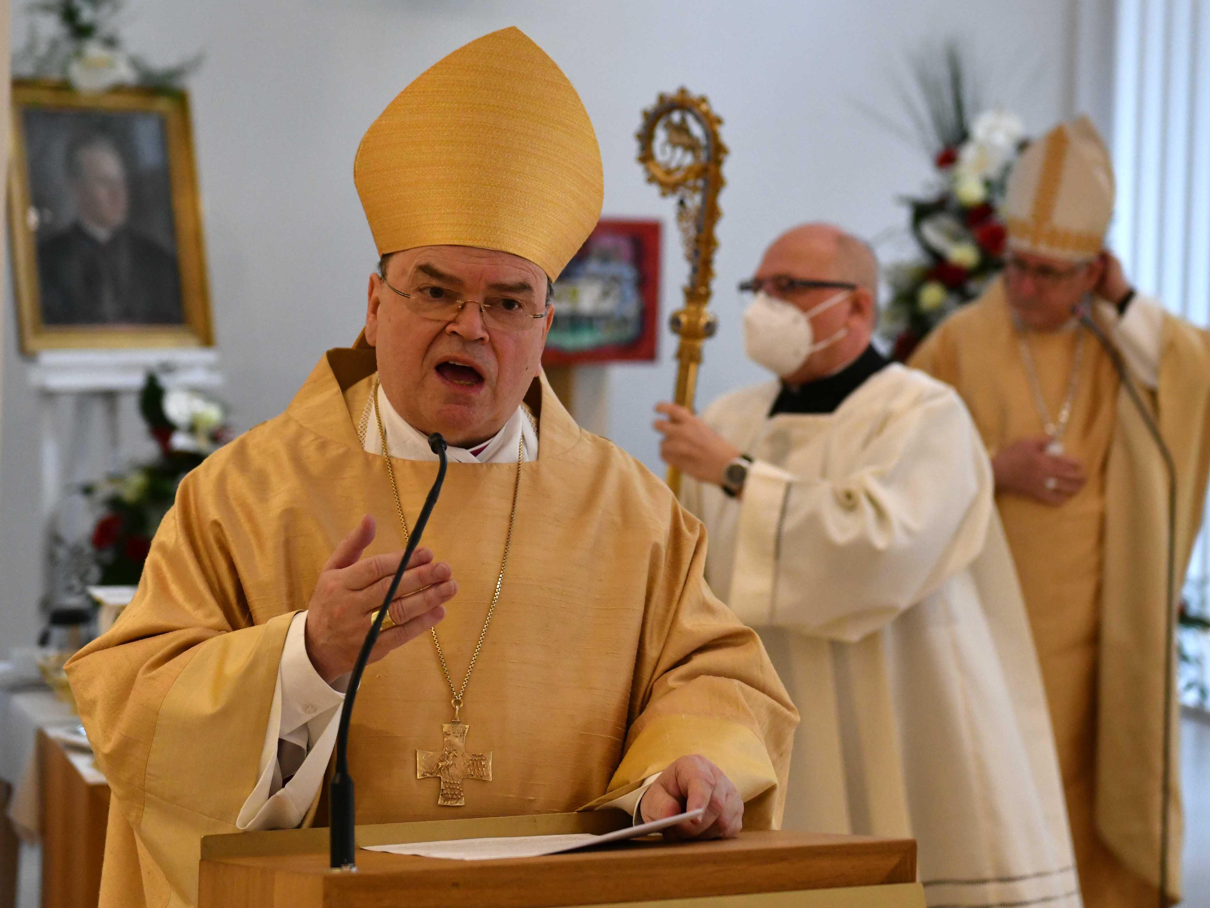 Auf Bischof Sproll bezogen, sagte Bischof Bertram in der Predigt: "Er möchte weniger verehrt und dafür eifriger nachgeahmt werden." (Fotos: Nicolas Schnall / pba)