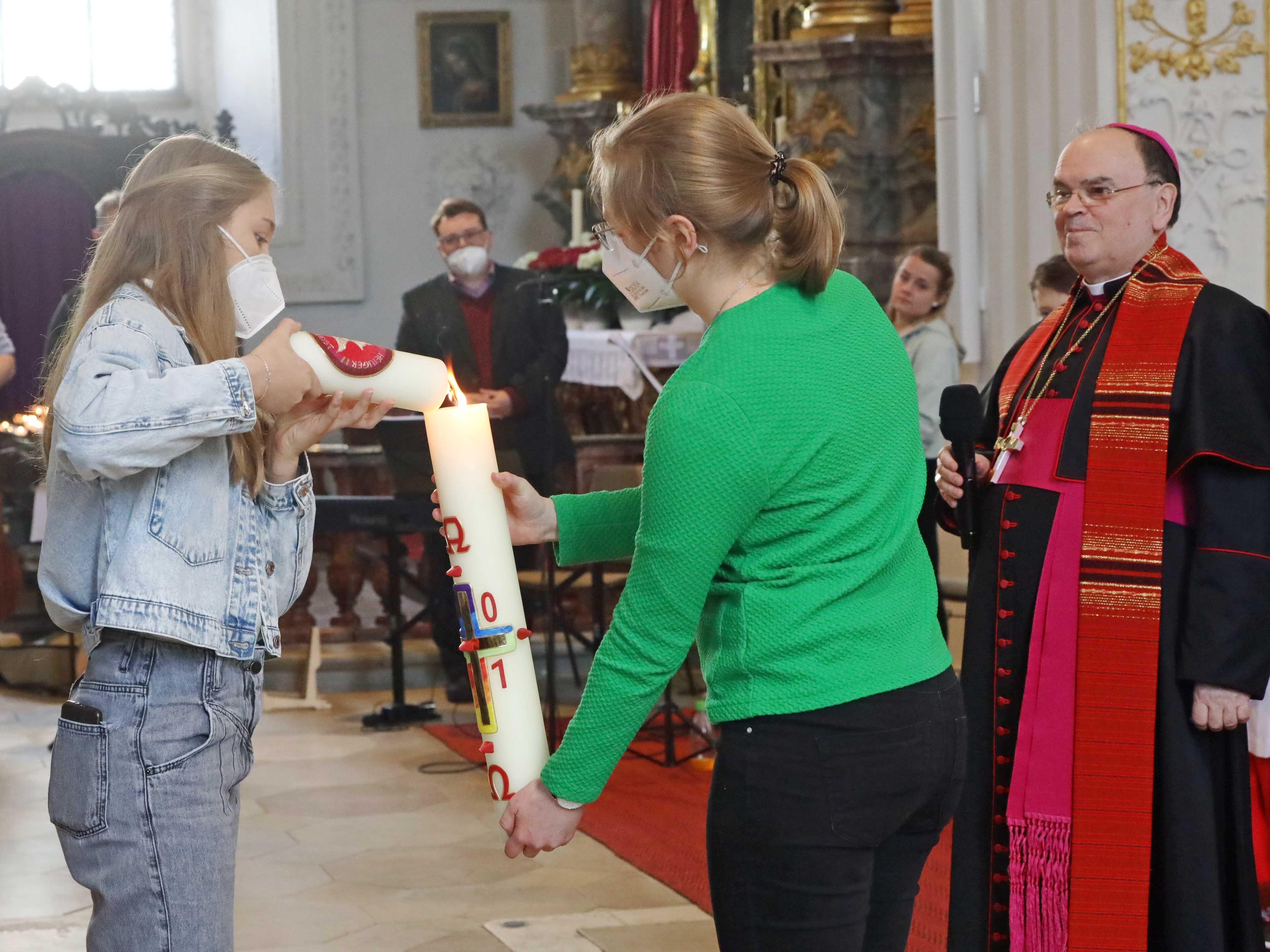 Pfingstliche Stunde mit Jugendlichen in Neuburg an der Donau. (Foto: Annette Zoepf / pba)