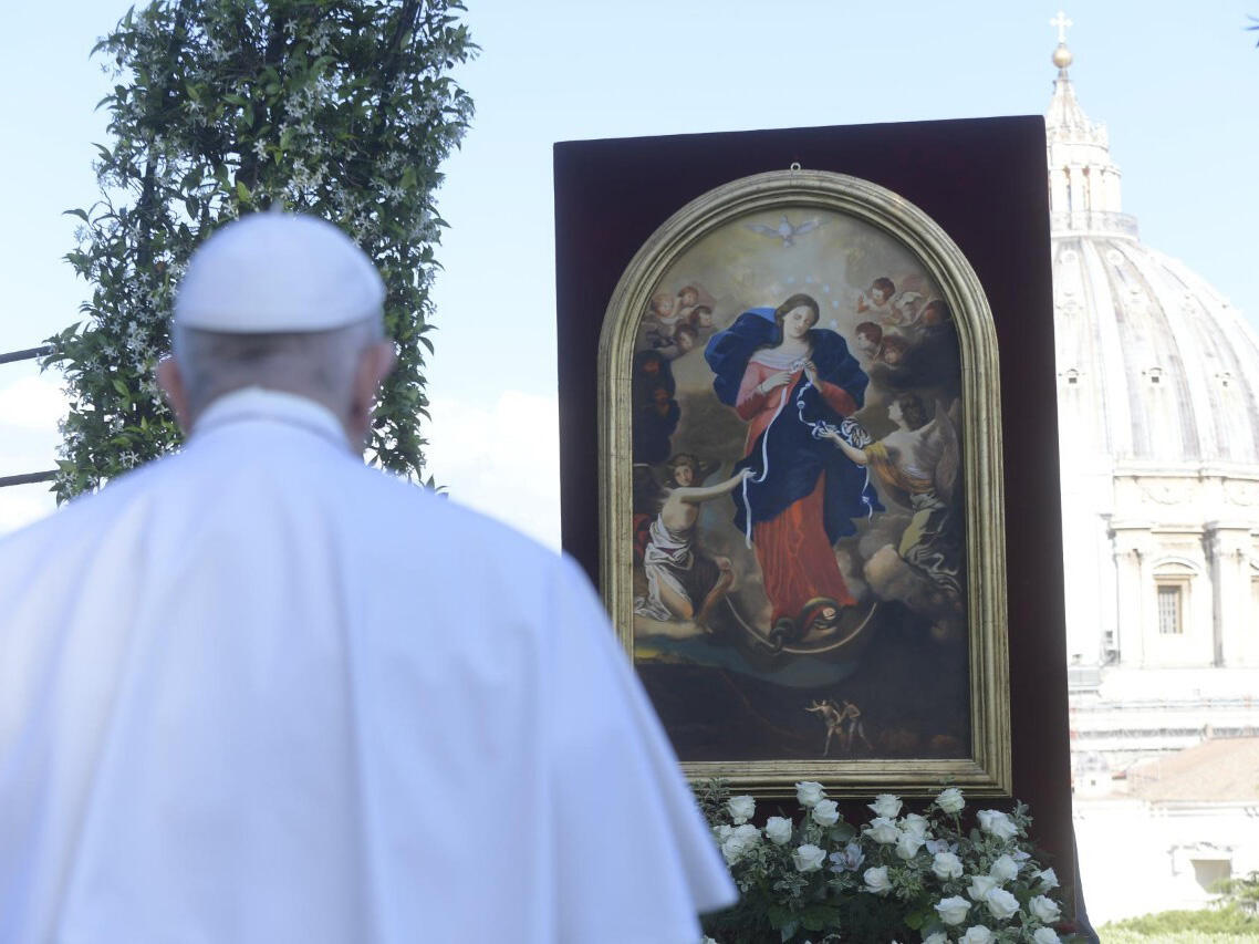 Papst Franziskus betet vor dem Bild der Knotenlöserin (Foto: Vatican News)