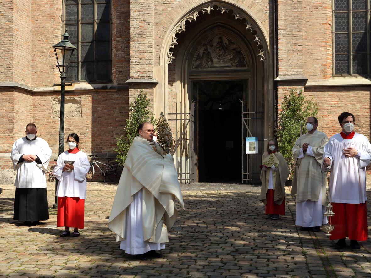 Statt der traditionellen Prozession durch die Stadt hielt Bischof Bertram coronabedingt eine Statio auf dem Domplatz und segnete die Stadt sowie ihre Bewohner (Fotos: Annette Zoepf / pba) 