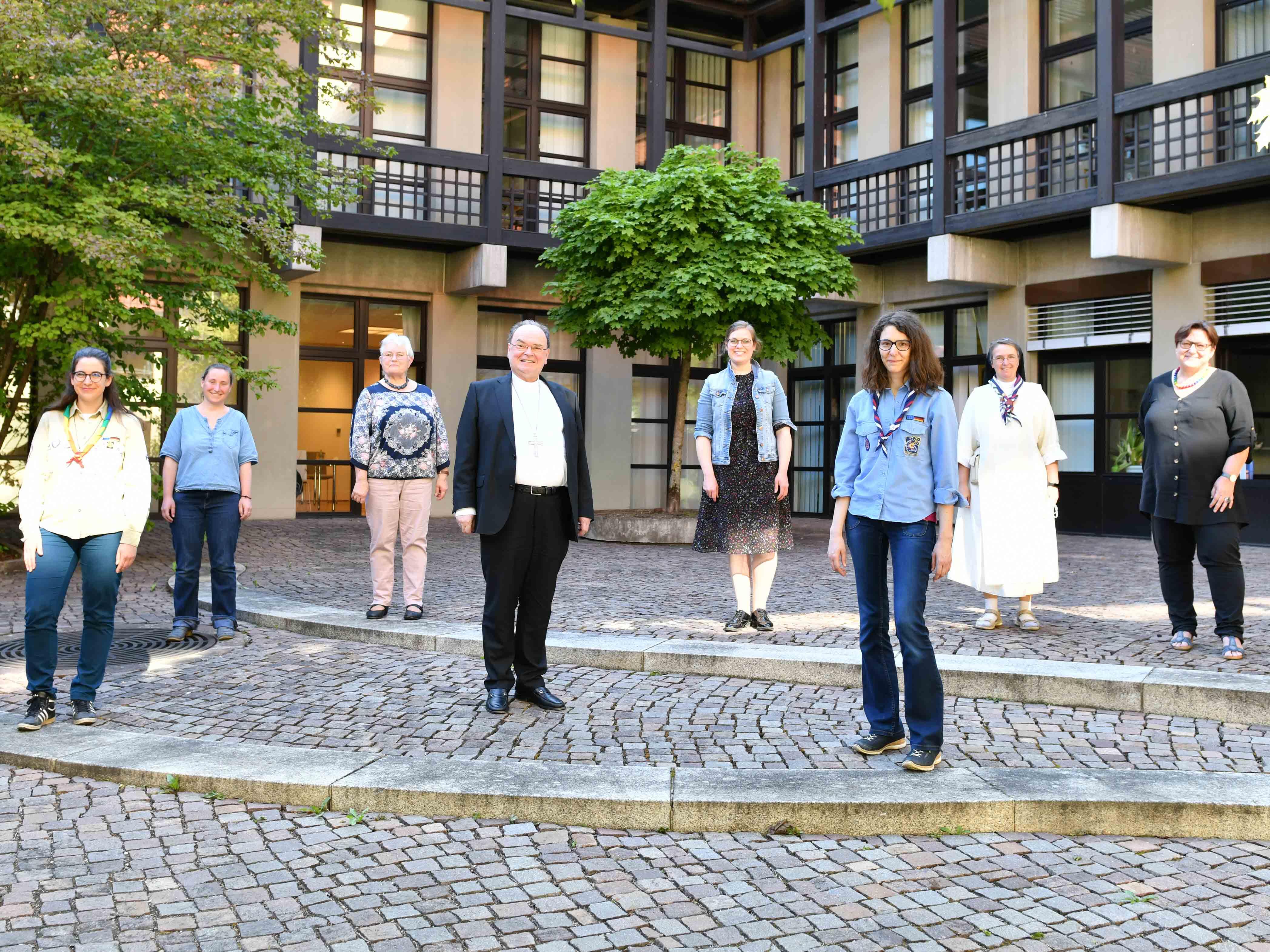 Bischof Dr. Bertram Meier hat Vertreterinnen der Initiative „Maria 2.0“ zu einem persönlichen Gedankenaustausch empfangen (Foto: Maria Steber / pba).