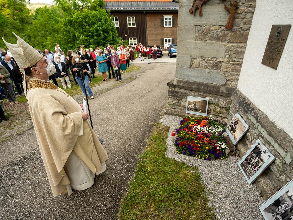 <p>Bischof Bertram vor der Gedenktafel in Stiefenhofen (Foto: Christoph Morlok / pba)</p>

