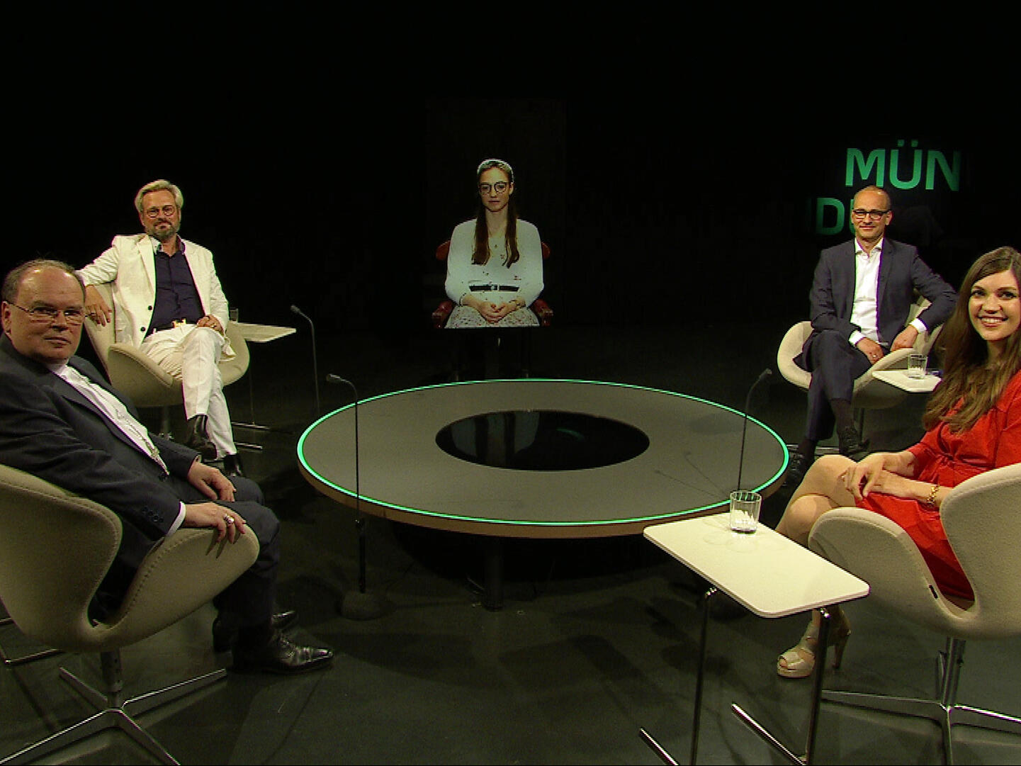 In der Talk-Sendung "Münchner Runde" hat sich Bischof Bertram den Fragen des BR-Chefredakteurs, Christian Nitsche, gestellt. (Foto: BR) 