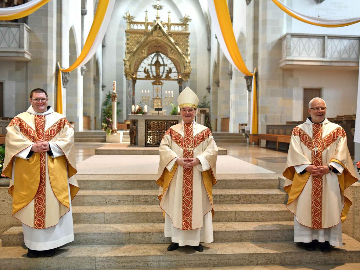 Nach der Priesterweihe (v.l.): Neupriester P. Michael Bäumler OSB, Bischof Dr. Bertram Meier, Erzabt Wolfgang Öxler. (Fotos: Nicolas Schnall / pba)