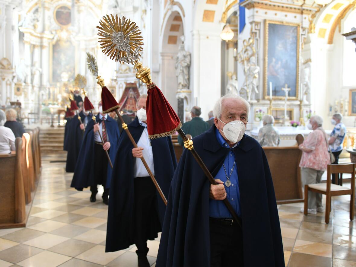 <p>Die Konsultoren der Oberelchinger Bruderschaft beim "Hohen Umgang" (Fotos: Julian Schmidt / pba)</p>
