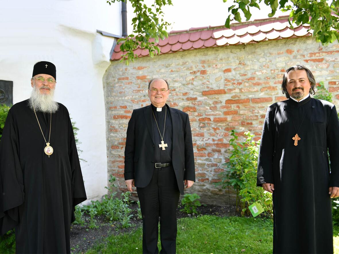 <p>(v.l.) Metropolit Dr. Serafim Joanta, Bischof Dr. Bertram Meier und Pfarrer Ciprian Suciu der rumänisch-orthodoxen Kirchengemeinde Augsburg (Foto: Julian Schmidt / pba)</p>
