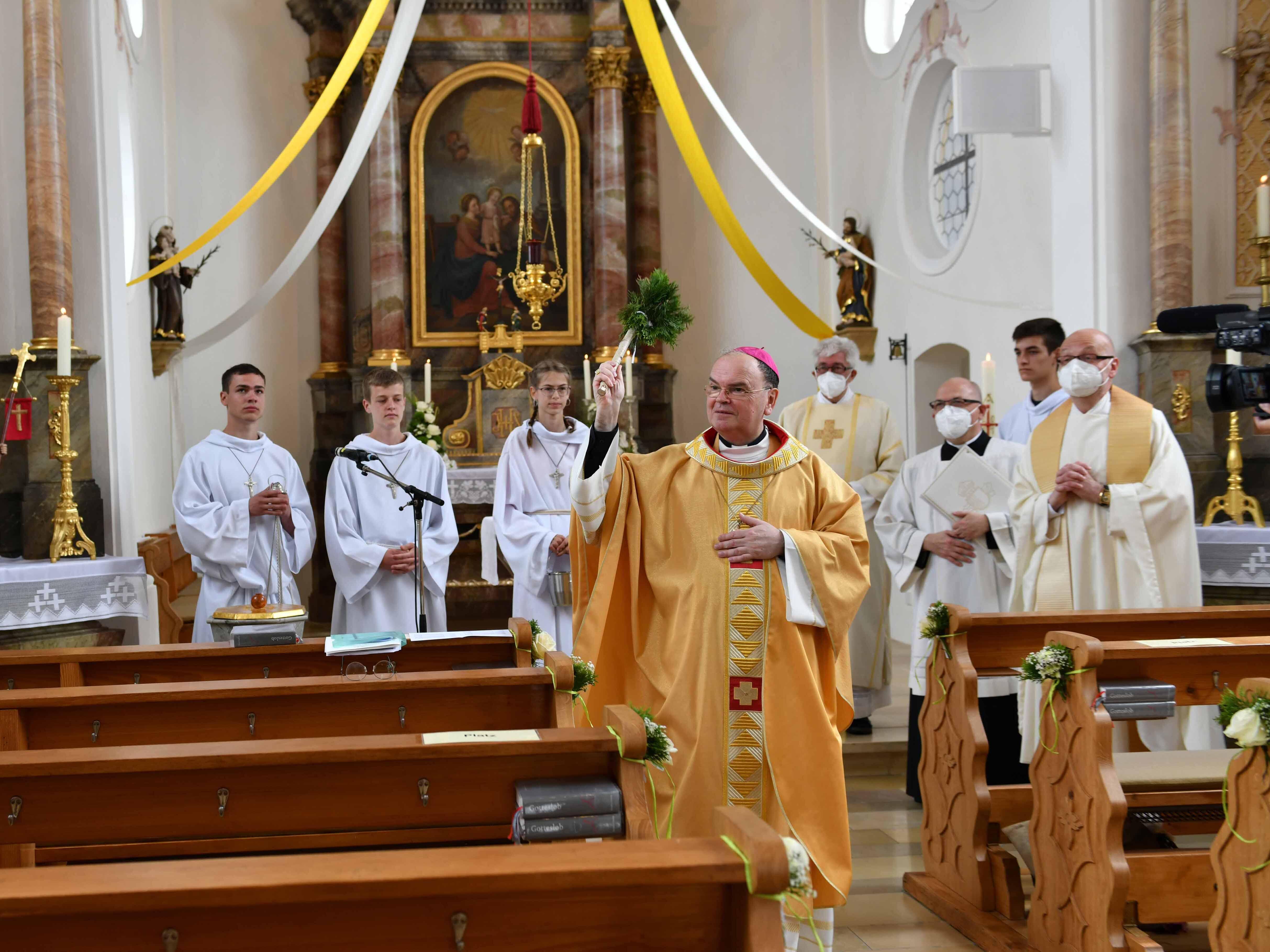Die Filialkirche St. Leonhard in Roth wurde nach Sanierungsarbeiten von Bischof Bertram gesegnet. (Fotos: Maria Steber / pba)