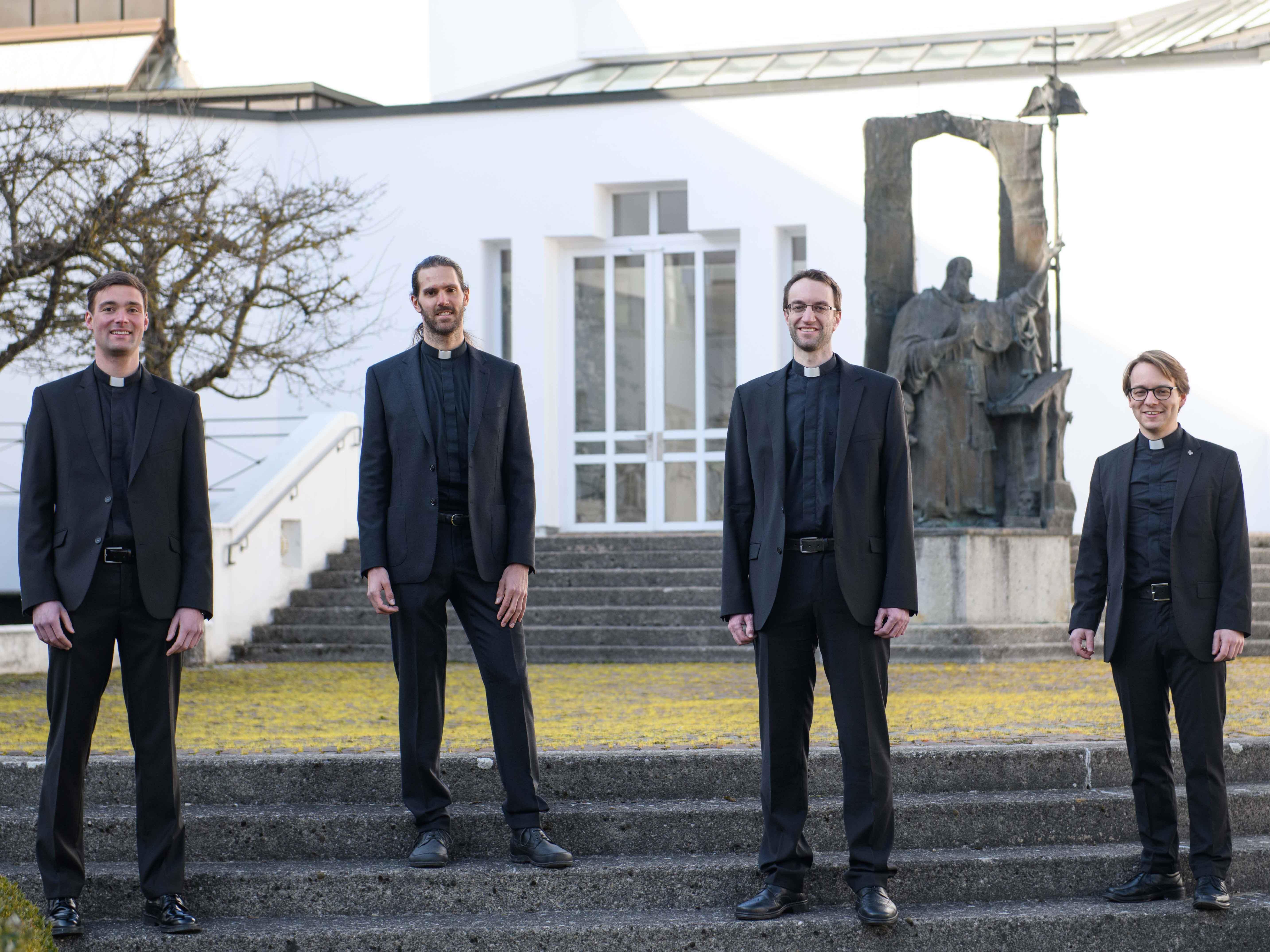 Am Sonntag, 27. Juni werden sie von Bischof Dr. Bertram Meier zu Priestern geweiht (v.l.): Stefan Riedel, Roland Weber, Michael Schmid und Jürgen Massinger. (Foto: Daniel Jäckel / pba)