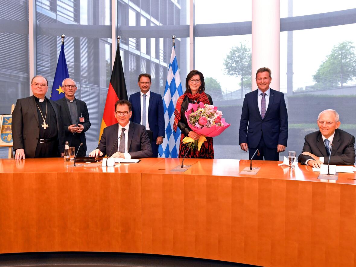 Gruppenbild mit Preisträger und Laudator (von links): Bischof Dr. Bertram Meier, Pfarrer Wolfgang Schneck, Bundesminister Dr. Gerd Müller, Oberbürgermeister Frank Kunz, Gertie Müller-Hoorens, Landrat Leo Schrell und Bundestagespräsident Dr. Wolfgang Schäuble MdB. (Foto: Marcus Merk)