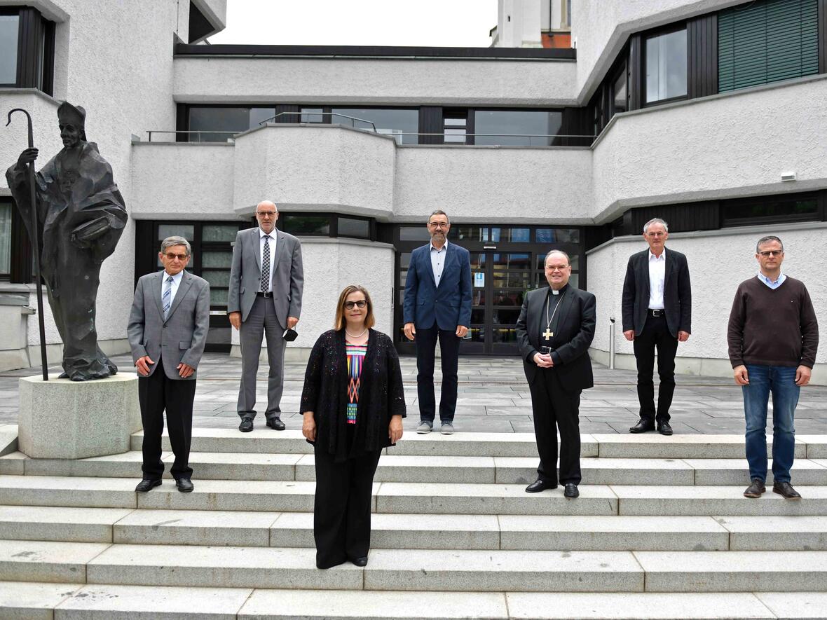 Nach der konstituierenden Sitzung im Haus St. Ulrich: Die Unabhängige Aufarbeitungskommission gemeinsam mit Bischof Bertram. Auf dem Bild fehlt Prof. Dr. Michele Noterdaeme. (Foto: Nicolas Schnall / pba)