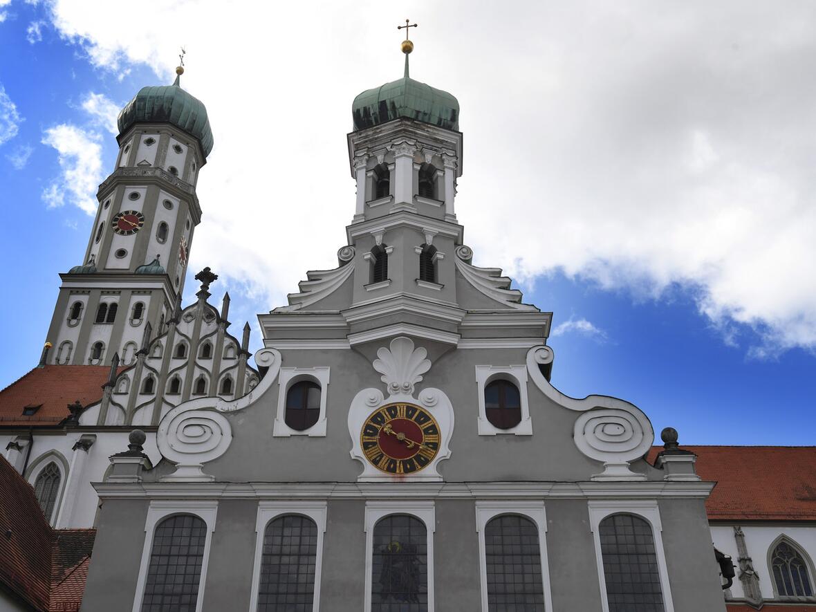 <p>Evangelisch St. Ulrich mit der katholischen Ulrichsbasilika im Hintergrund (Foto: Kirchenkreis Augsburg-Schwaben)</p>
