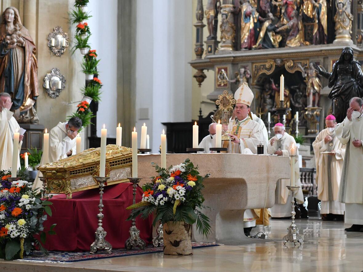 Beim Pontifikalamt zum Hochfest des hl. Ulrich hat Bischof Dr. Bertram Meier dazu aufgerufen, sich von Vorbildern des Glaubens in Geschichte und Gegenwart stärken zu lassen. (Fotos: Maria Steber / pba)