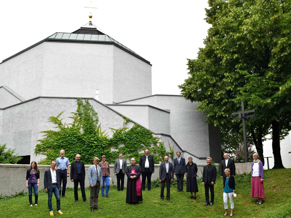 Die Mitglieder der neuen Bischöflichen Kommission für Liturgie vor der Hauskapelle des Haus Sankt Ulrich. (Foto: Nicolas Schnall / pba)