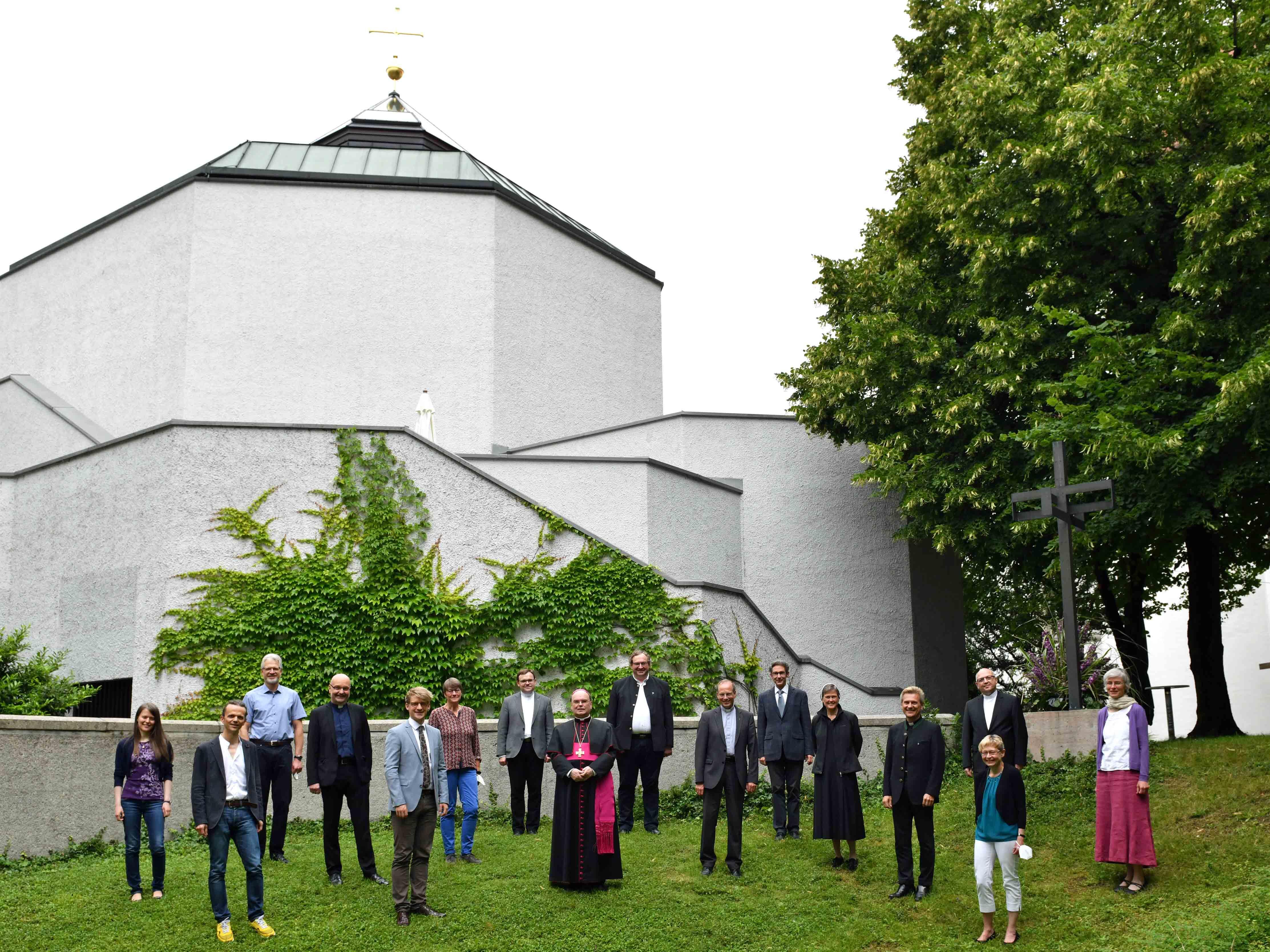 Die Mitglieder der neuen Bischöflichen Kommission für Liturgie vor der Hauskapelle des Haus Sankt Ulrich. (Foto: Nicolas Schnall / pba)