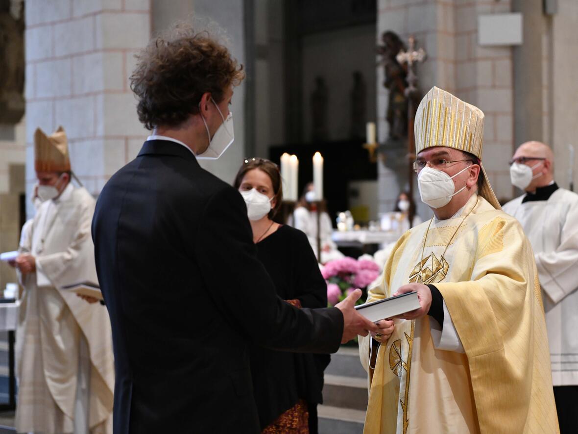 Bischof Bertram hat 87 neuen Religionslehrer/-innen die Missio Canonica, die kirchliche Lehrerlaubnis, erteilt (Foto: Maria Steber / pba).
