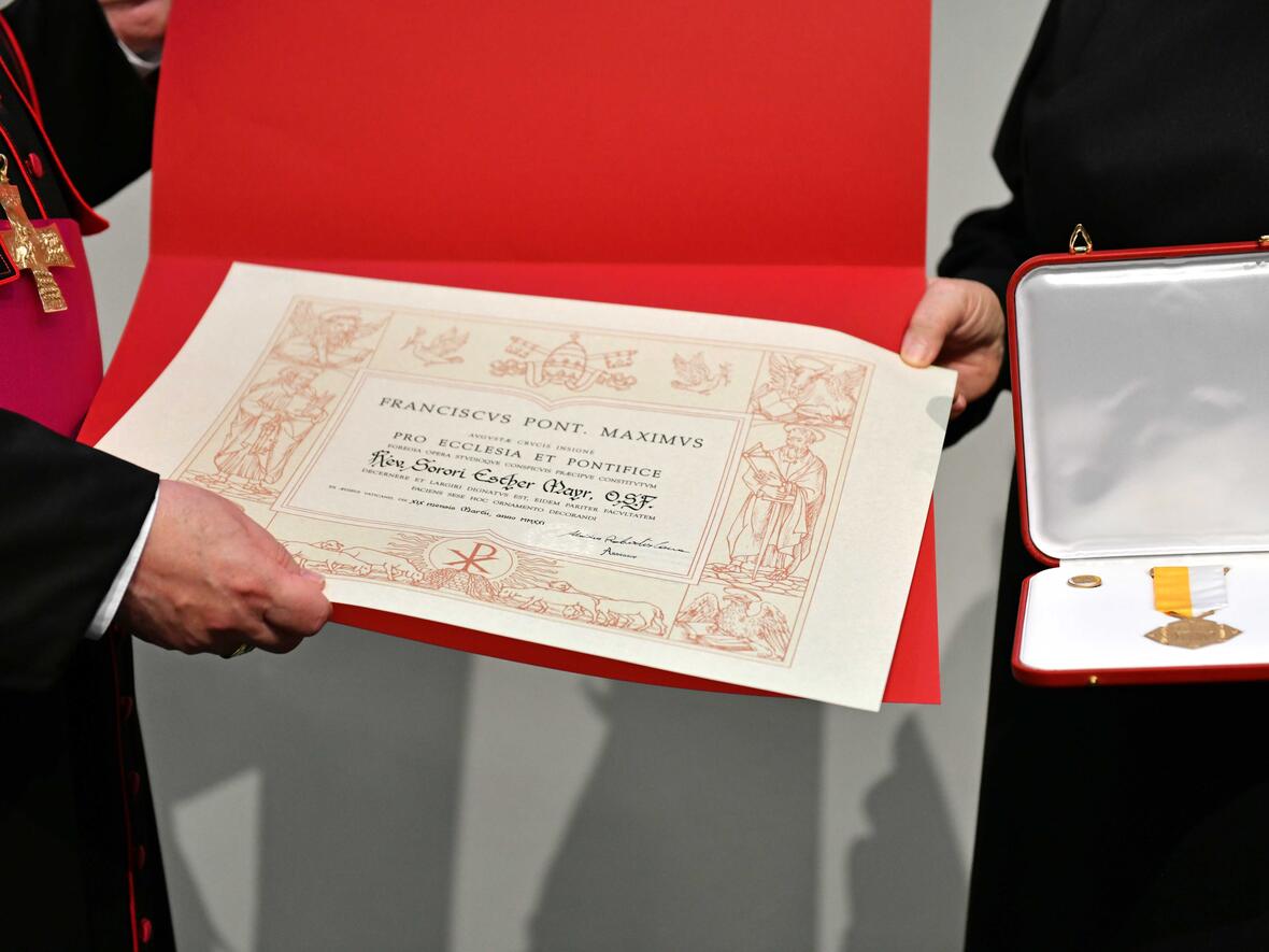 Das Päpstliche Ehrenzeichen Pro Ecclesia et Pontifice für Sr. M. Esther Mayr OSF. Aus gesundheitlichen Gründen konnte sie nicht anwesend sein. (Foto: Nicolas Schnall / pba)