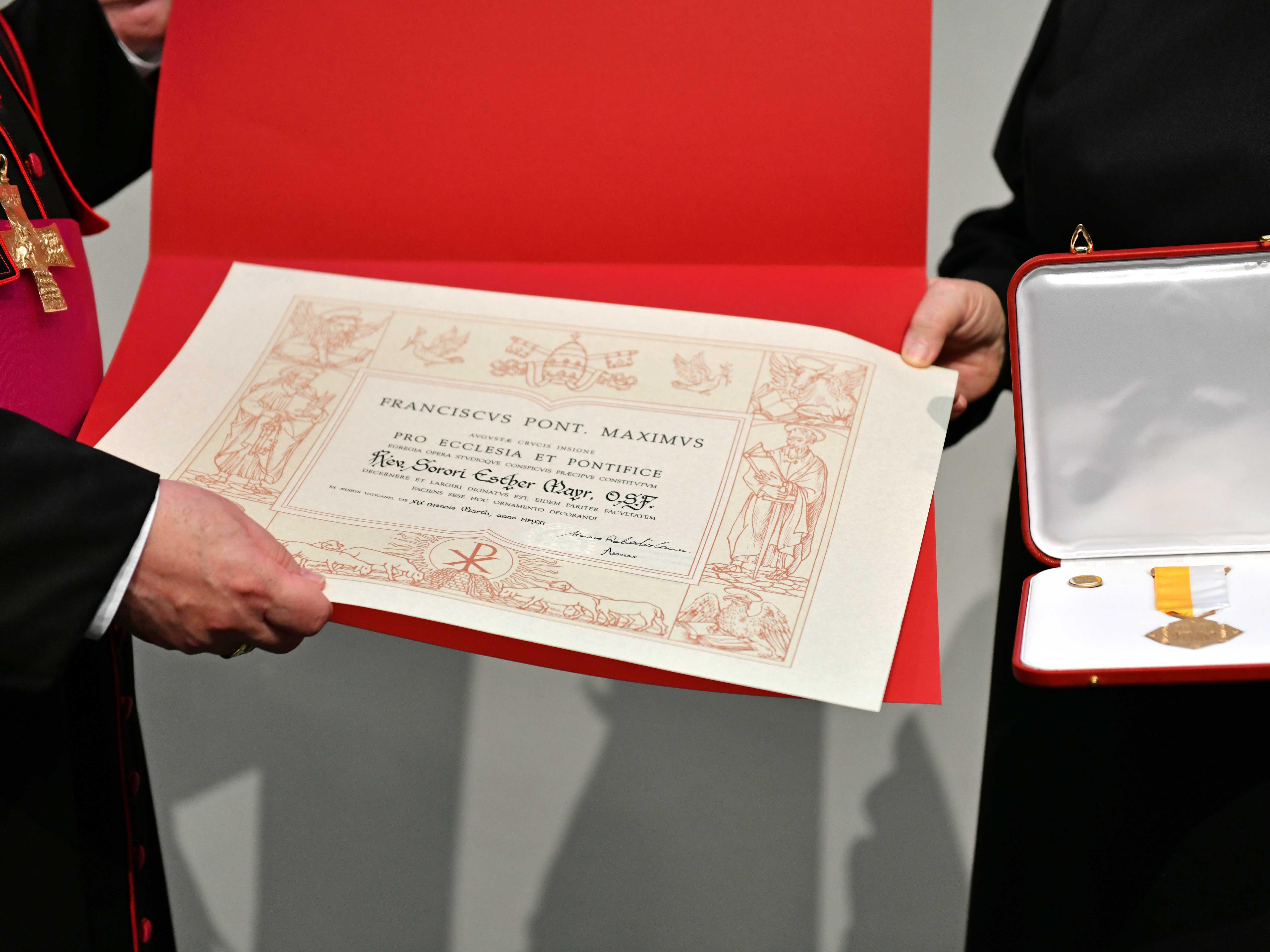 Das Päpstliche Ehrenzeichen Pro Ecclesia et Pontifice für Sr. M. Esther Mayr OSF. Aus gesundheitlichen Gründen konnte sie nicht anwesend sein. (Foto: Nicolas Schnall / pba)