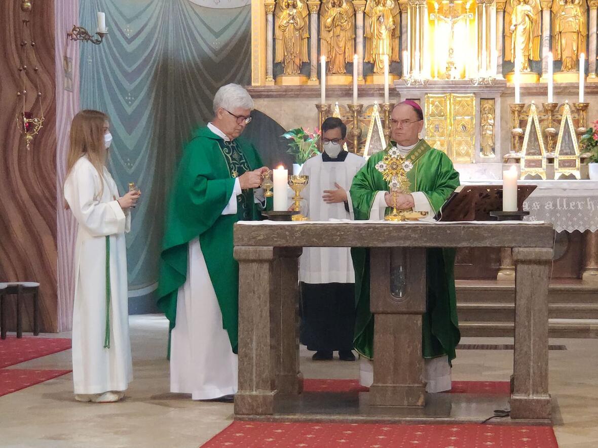 <p>Bischof Bertram mit dem Leiter der Kroatischen Mission P. Ivan Cilic OFM (Fotos: Vlatko Knez)</p>
