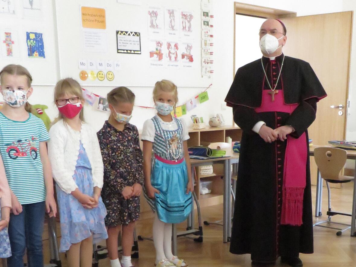 Bischof Dr. Bertram Meier besucht die Schüler in ihren Klassen und stellt sich ihren Fragen. (Fotos: Viktoria Zäch/pba)