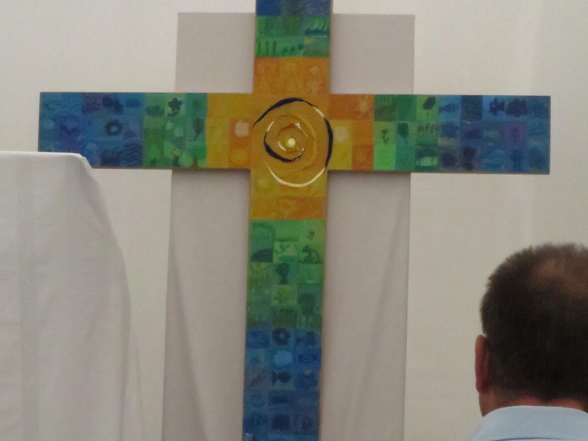 Das neue Kreuz für die Aula wurde von jedem Einzelnen der Schulfamilie mitgestaletet. 