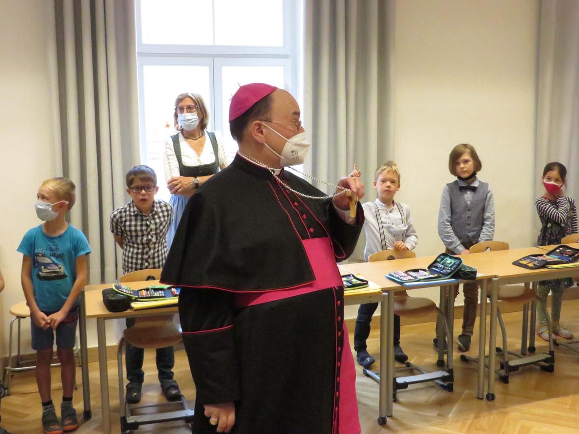 Der Bischof wählte extra das Tau - das Franziskuskreuz - aus Olivenholz zur Segensfeier aus.