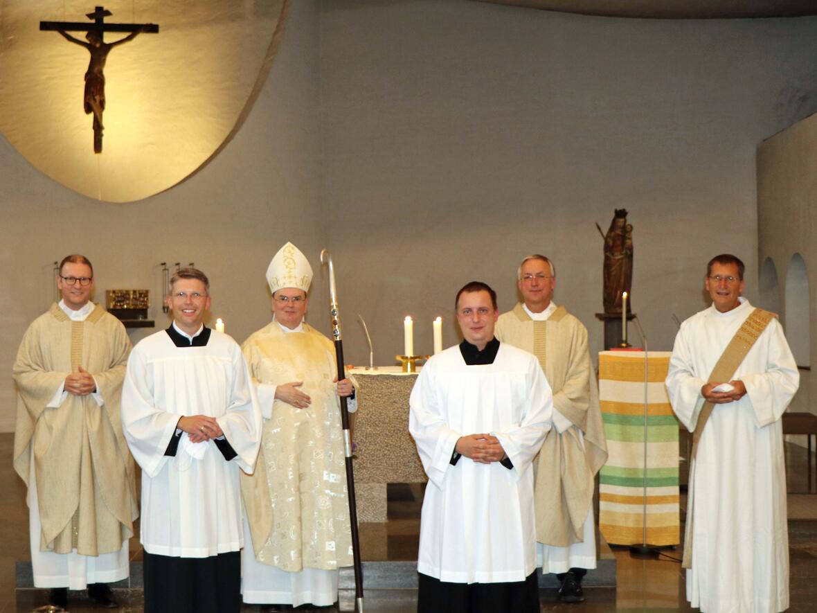 (v.l.) Domvikar Andreas Miesen (Bischöflicher Beauftragter), Thomas Becherer (Entraching), Bischof Dr. Bertram Meier, Christian Lang (Weilheim) Pfarrer Wolfgang Kretschmer (Spiritual der Diakone), Diakon Gerhard Rummel (Leiter der Arbeitsstelle Ständiger Diakonat). (Fotos: ASD)