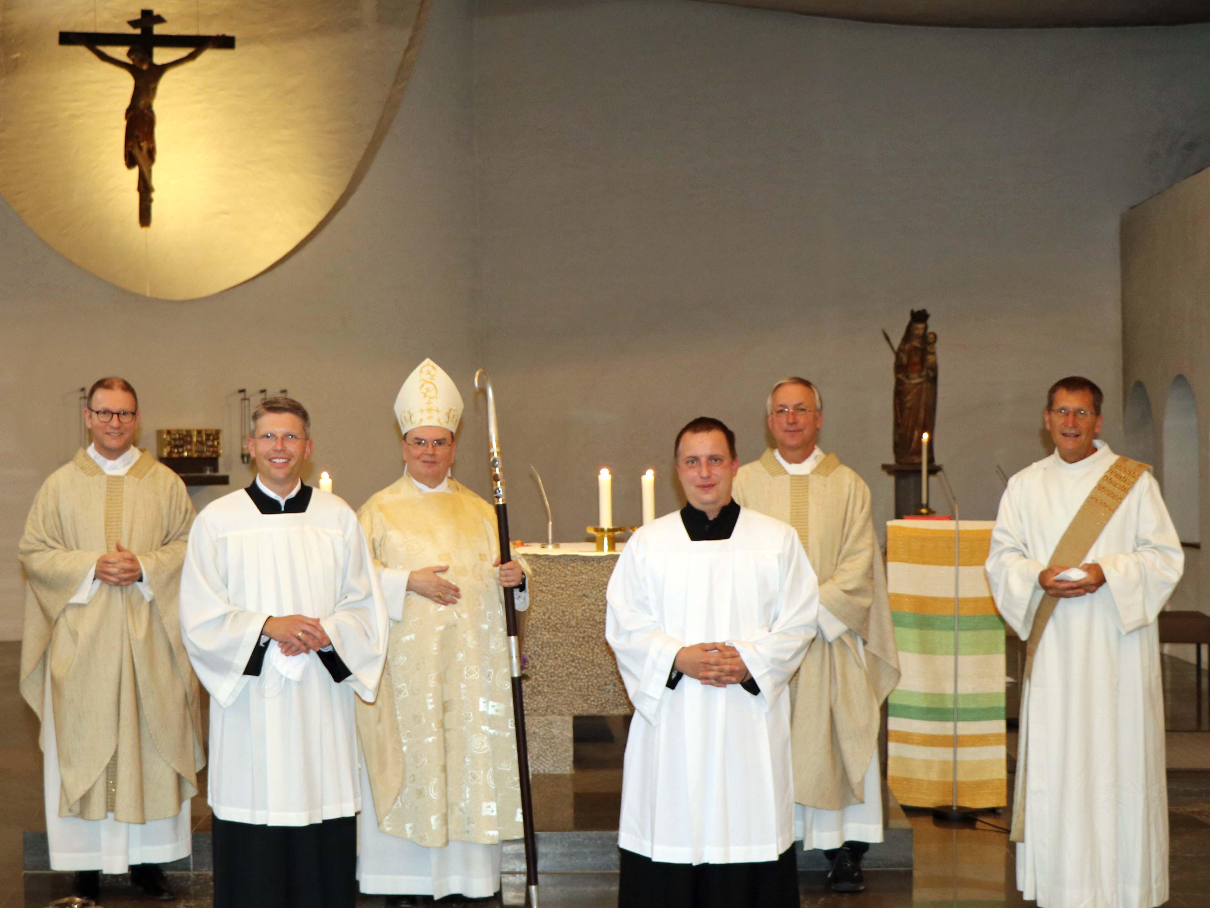 (v.l.) Domvikar Andreas Miesen (Bischöflicher Beauftragter), Thomas Becherer (Entraching), Bischof Dr. Bertram Meier, Christian Lang (Weilheim) Pfarrer Wolfgang Kretschmer (Spiritual der Diakone), Diakon Gerhard Rummel (Leiter der Arbeitsstelle Ständiger Diakonat). (Fotos: ASD)