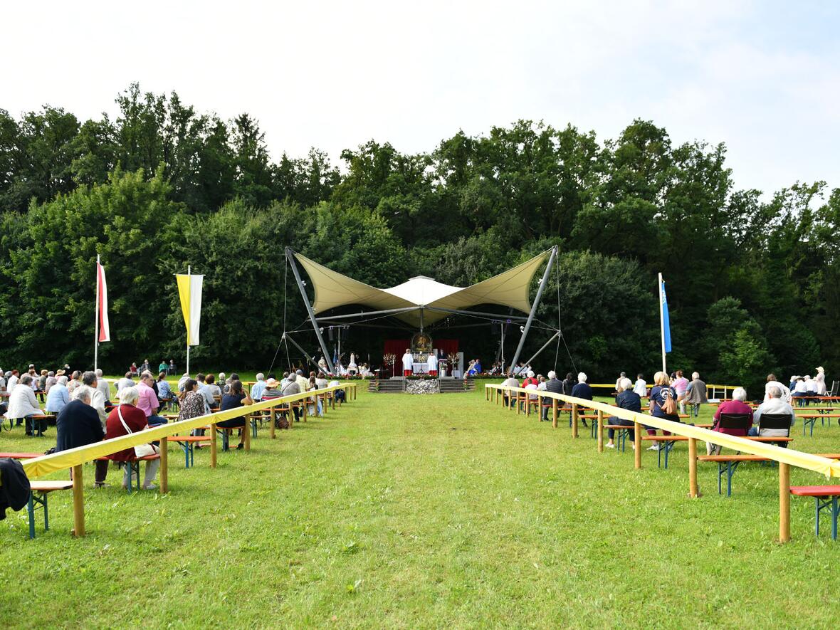 Das Festzelt zum Gottesdienst