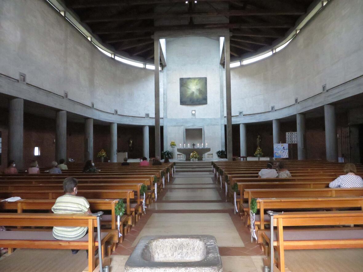Das Kircheninnere ist schlicht gestaltet. "Man muss in dieser Kirche beten", so Bischof Bertram Meier. 