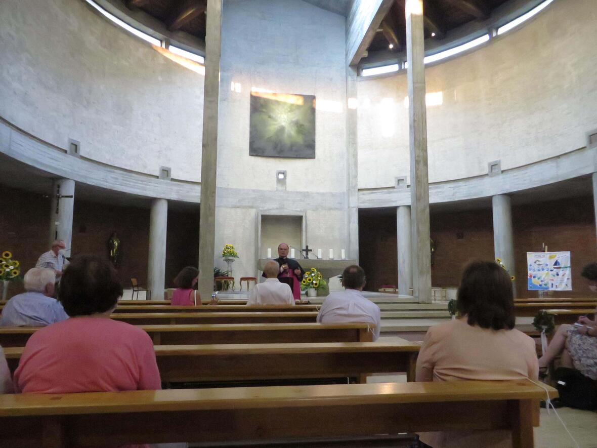 Bischof Bertram Meier eröffnet die Ausstellung über Alexander Branca, dem Architekten der Rohrbacher Kirche. 