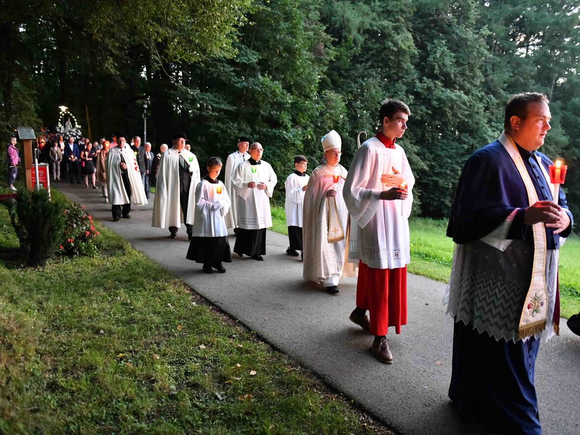 Rund 3.000 Menschen haben in Maria Vesperbild das Fest der Aufnahme Mariens in den Himmel mit einem von Bischof Dr. Bertram Meier zelebrierten Gottesdienst gefeiert. (Foto: Maria Steber / pba) 