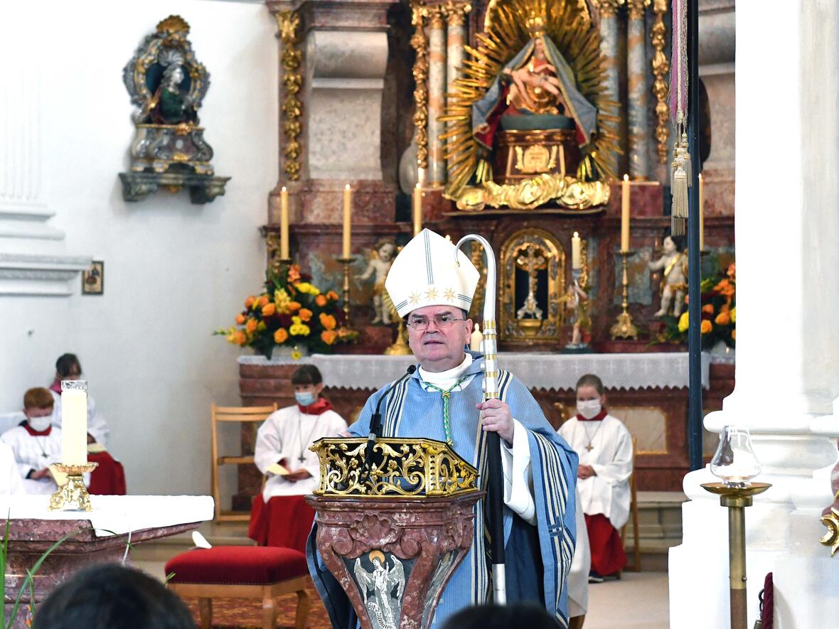 Bischof Bertram vor der Darstellung der Schmerzensmutter (Foto: Ulrich Bobinger / pba).