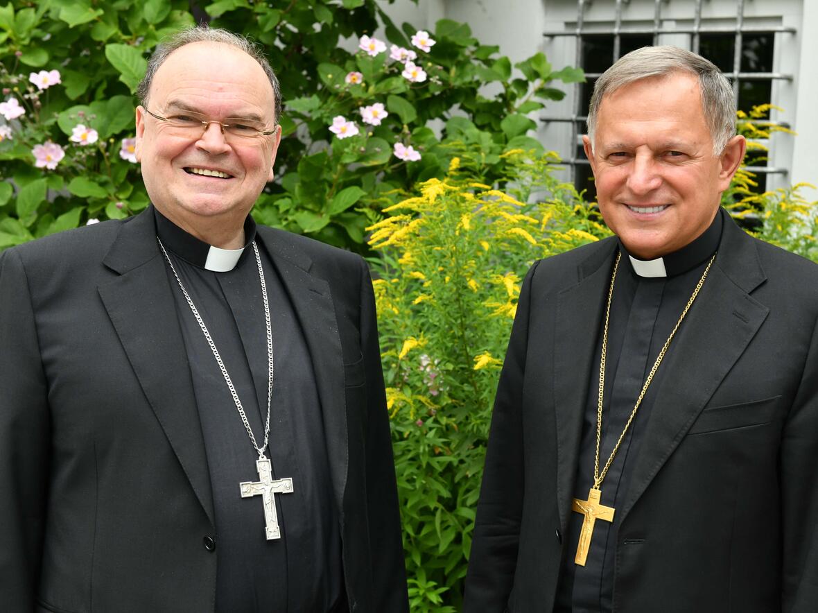 Freundschaftliches Treffen in Augsburg: Der Erzbischof von Lwiw (Lemberg), Miecislaus Mokrzycki (rechts), mit Bischof Dr. Bertram Meier (Foto: Ulrich Bobinger / pba).