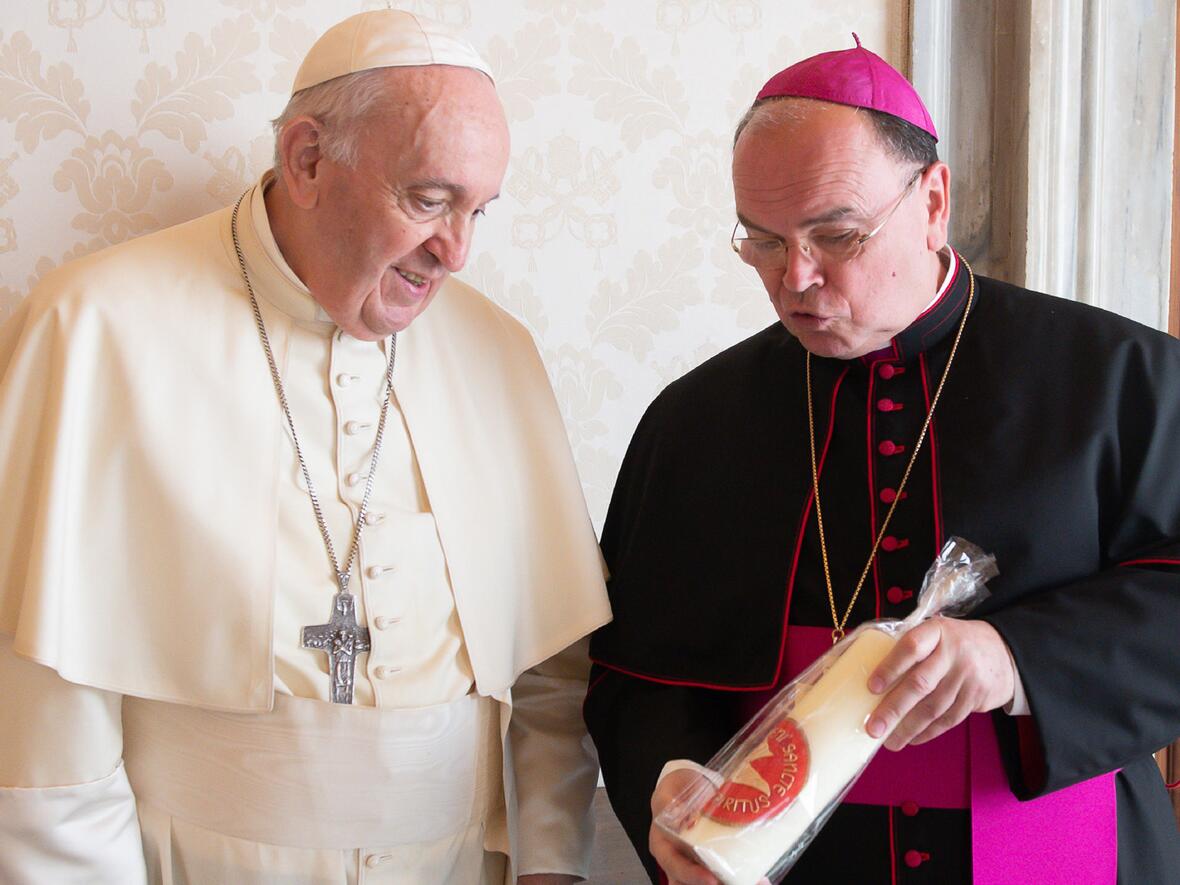 Bischof Bertram überreicht Papst Franziskus eine Kerze (Foto: Vatican Media)