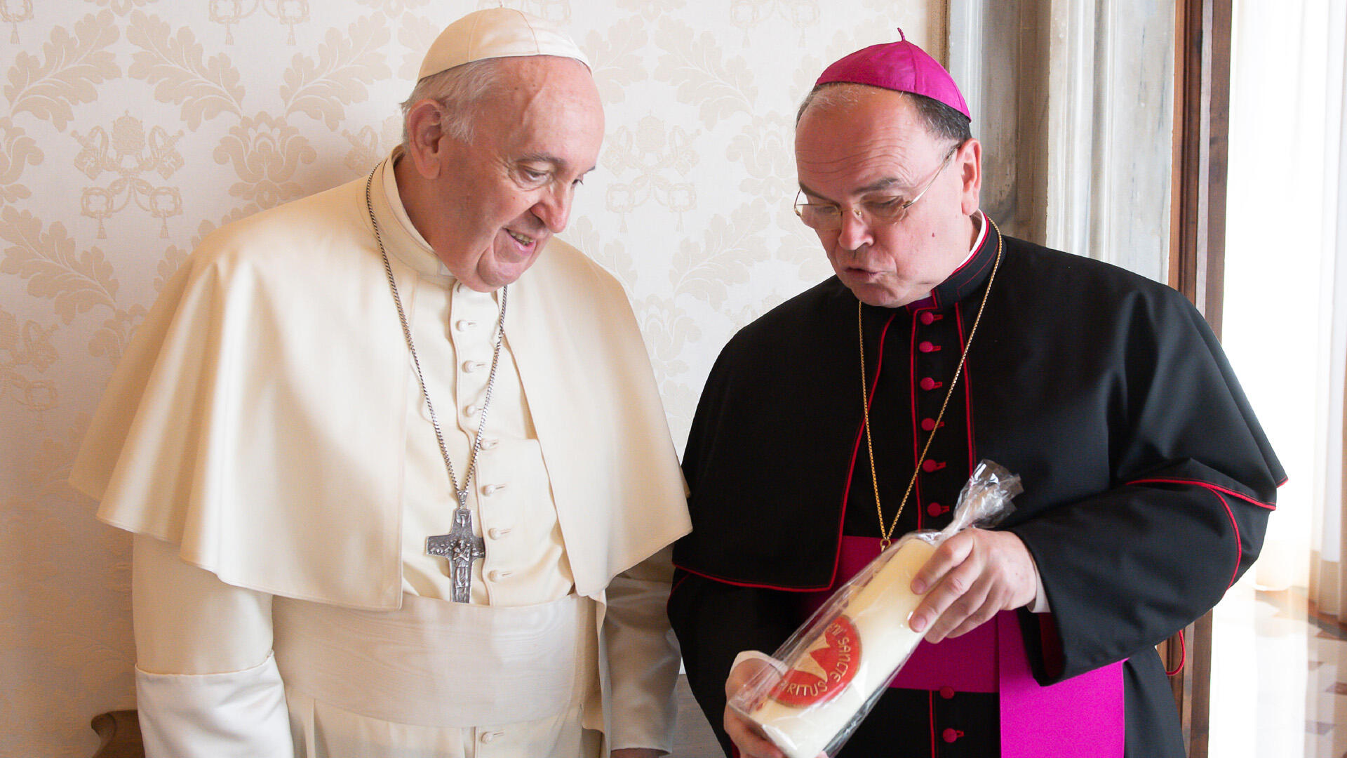 Bischof Bertram überreicht Papst Franziskus eine Kerze (Foto: Vatican Media)