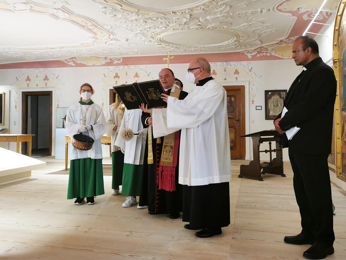 Bischof Bertram weiht die Räumlichkeiten des Klostermuseums ein. Ganz rechts: Der leitende Pfarrer der PG Kammeltal, P. Soni Abraham Plathottam OCarm (Fotos: Hubert Hafner / Kloster Wettenhausen Entwicklungs gGmbh)