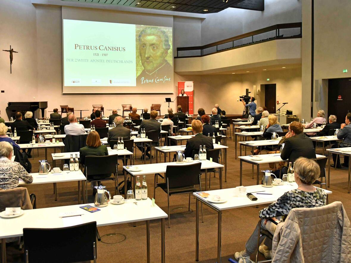 Live vor Ort und an den Bildschirmen verfolgten die Teilnehmer die Ausführungen der drei Referenten über Petrus Canisius. (Fotos: Nicolas Schnall / pba)