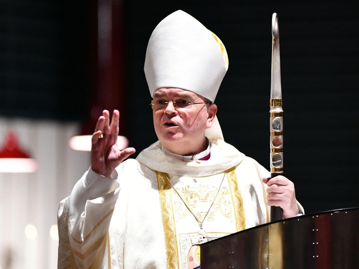 Bischof Bertram bei der Predigt.