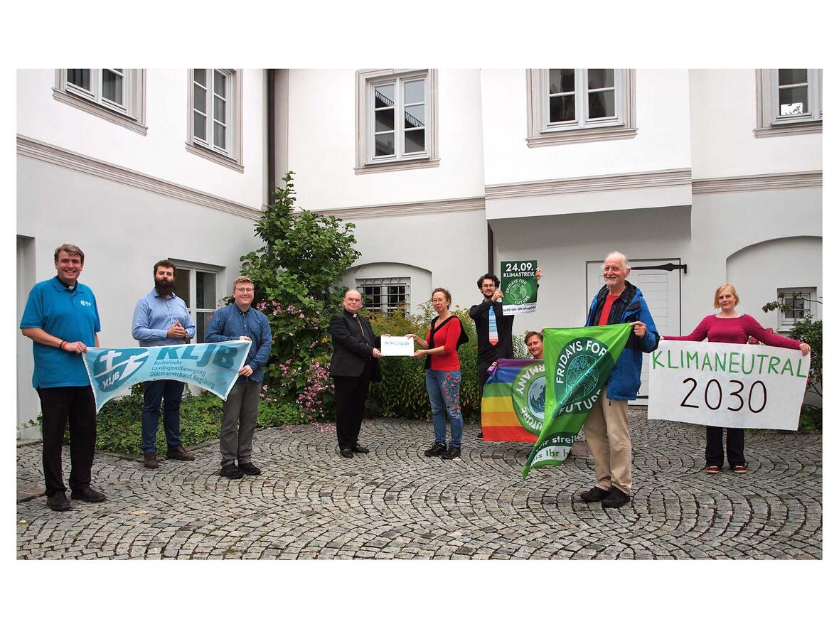 Der ehrenamtliche Diözesanvorsitzende Kilian Gumpp und KLJB-Seelsorger Bernd Rochna halten in Klimafragen das KLJB-Banner hoch und werben bei Bischof Bertram um Unterstützung für die Forderungen von "Christians For Future". (Foto: KLJB)