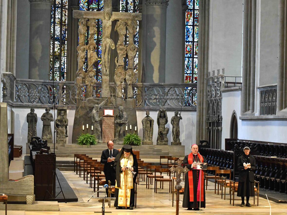 Kreuzweg für die verfolgte Kirche im Augsburger Dom, vorgebetet von Patriarch Gregorius, Bischof Bertram, Sr. Theresia Wittemann OSF und Georgios Vlantis (ACK Bayern). (Foto: Nicolas Schnall / pba)