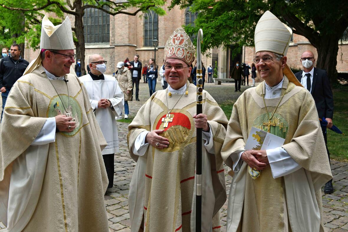 Bischof Bertram löst den Bamberger Erzbischof Dr. Ludwig Schick (rechts) als Vorsitzender der Kommission "Weltkirche" der Deutschen Bischofskonferenz ab. Links DBK-Vorsitzender Bischof Dr. Georg Bätzing. Das Foto entstand am Rande der Bischofsweihe im vergangenen Jahr (Foto: Nicolas Schnall / pba).