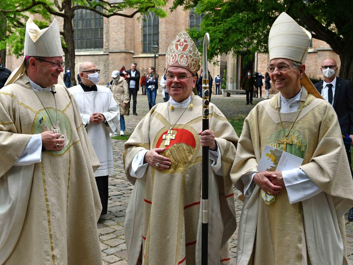 Bischof Bertram löst den Bamberger Erzbischof Dr. Ludwig Schick (rechts) als Vorsitzender der Kommission "Weltkirche" der Deutschen Bischofskonferenz ab. Links DBK-Vorsitzender Bischof Dr. Georg Bätzing. Das Foto entstand am Rande der Bischofsweihe im vergangenen Jahr (Foto: Nicolas Schnall / pba).