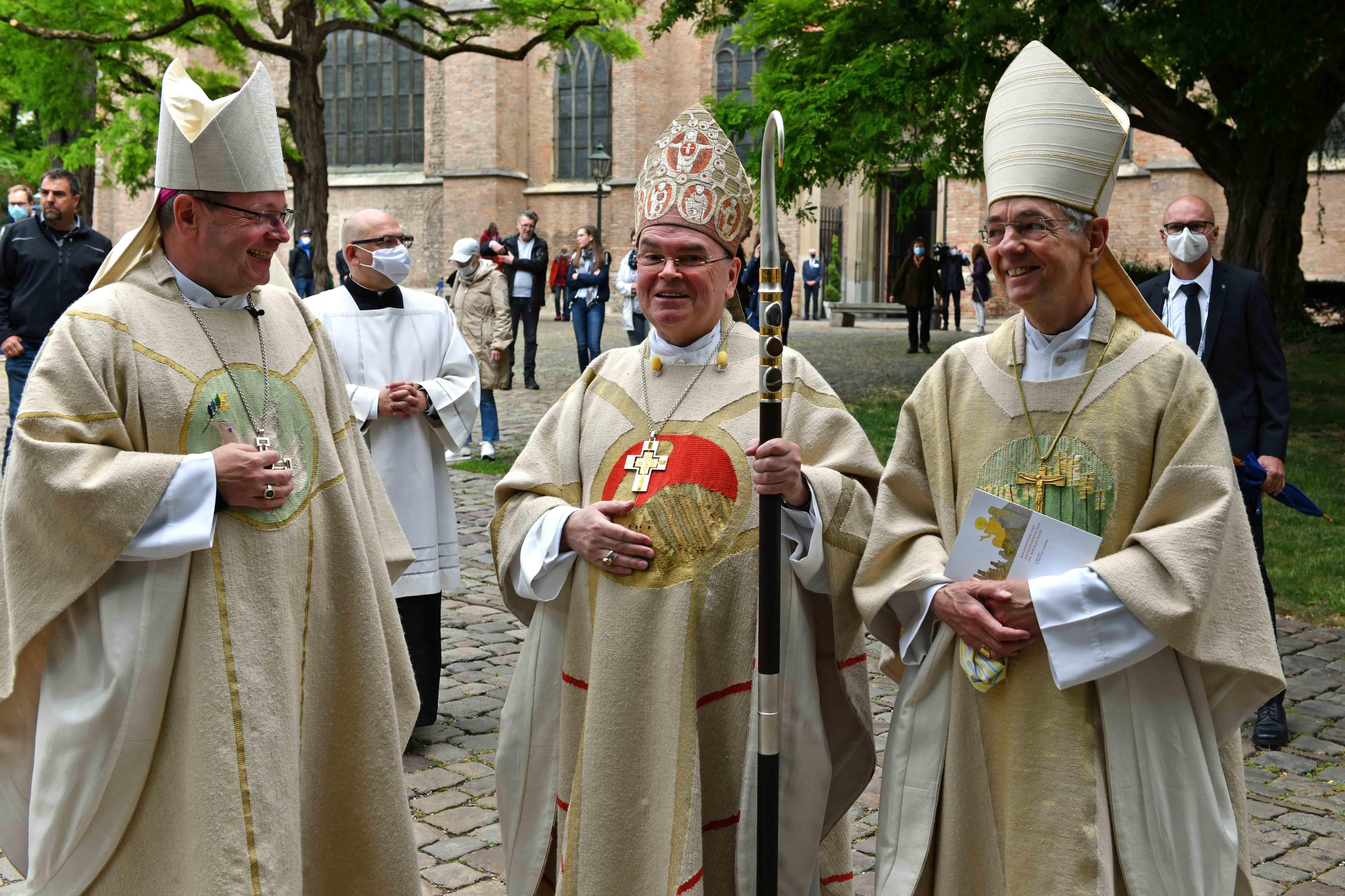 Bischof Bertram löst den Bamberger Erzbischof Dr. Ludwig Schick (rechts) als Vorsitzender der Kommission "Weltkirche" der Deutschen Bischofskonferenz ab. Links DBK-Vorsitzender Bischof Dr. Georg Bätzing. Das Foto entstand am Rande der Bischofsweihe im vergangenen Jahr (Foto: Nicolas Schnall / pba).