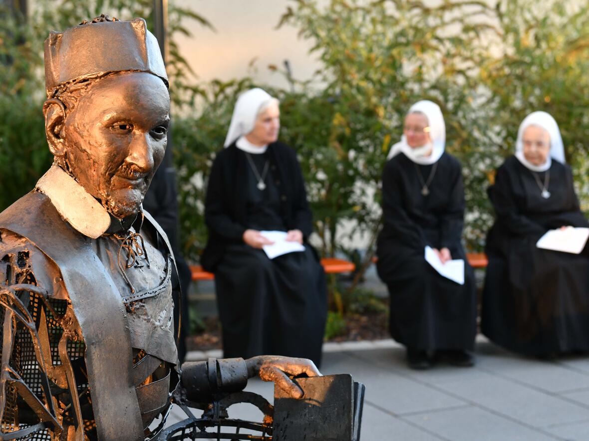 Die eiserne Figur des hl. Vinzenz prägt jetzt den Außenbereich im Augsburger St. Vinzenz Zentrum (Foto: Ulrich Bobinger / pba).