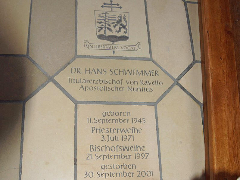 Eine Gedenktafel in der Pfarrkirche St. Georg in Pressath erinnert an den bekannten Sohn der Pfarrei. (Foto wikimedia DALIBRI)